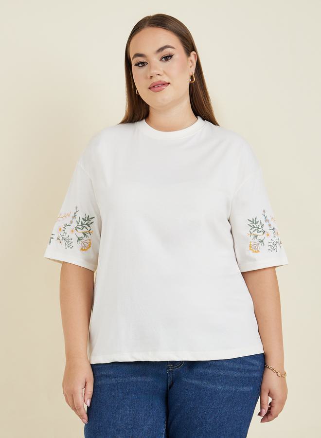 ستايلي تيشيرت بلس مطرز بياقة دائرية مقاس كبير - Image 2